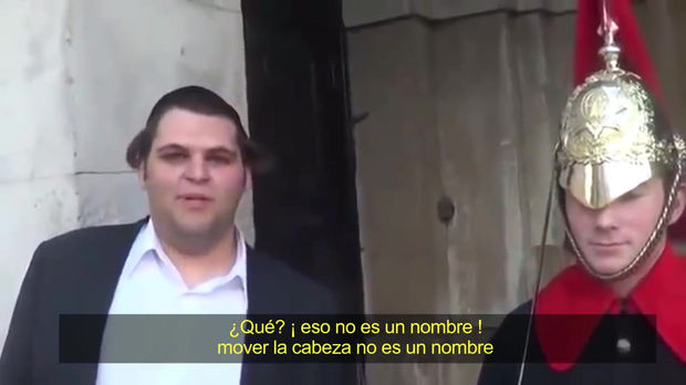 Chico hace reír a Guardia real